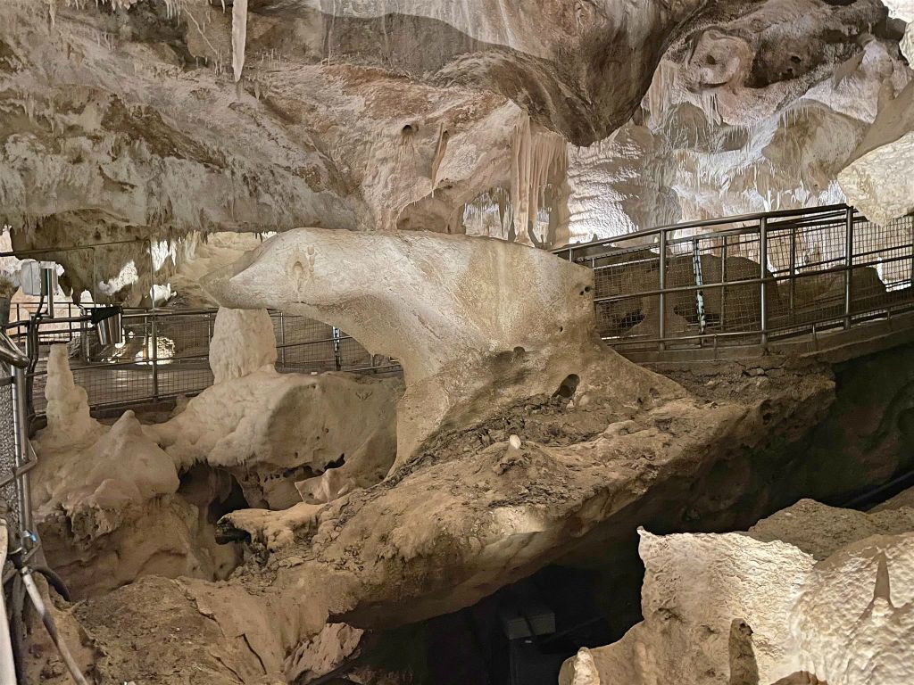 GENGA - een rots in de vorm van een ijsbeer in de grotten van Frasassi