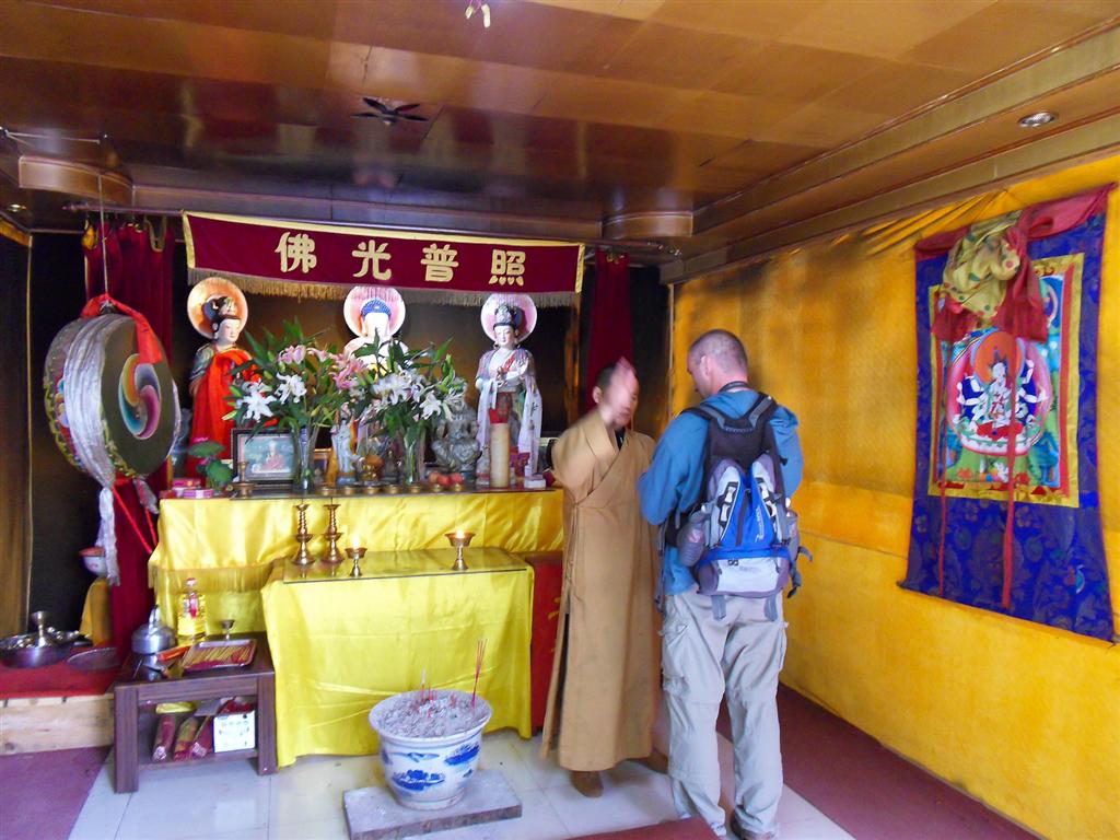 LIJIANG - Carlos wordt gezegend door monnik in een tempel in het Black Dragon Pool Park