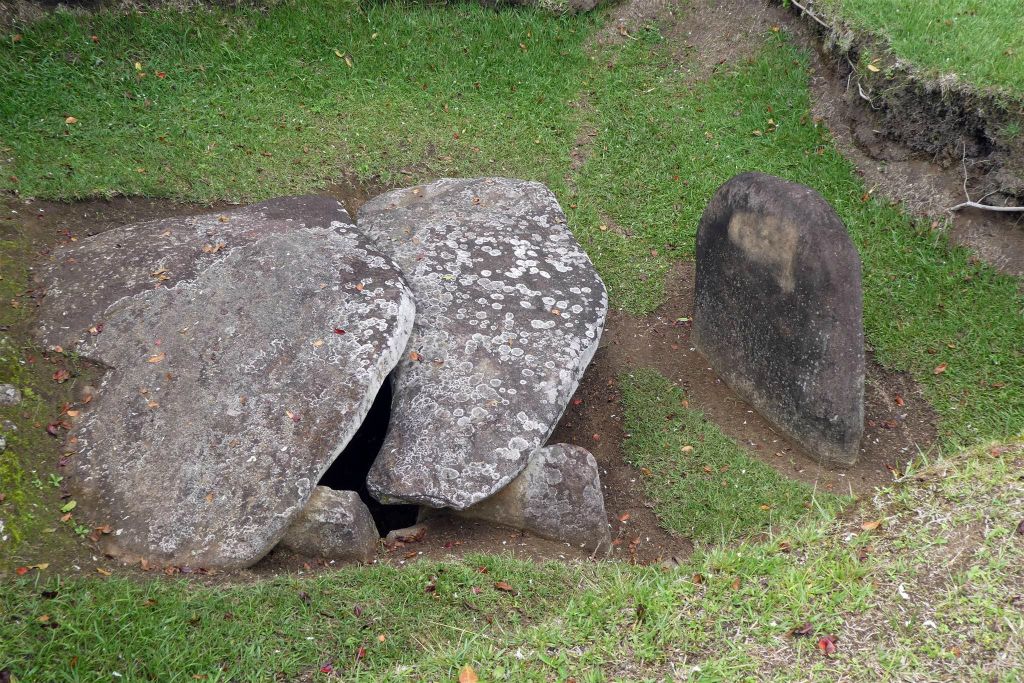 SAN AGUSTIN - enkele grafstenen bij het archeologisch park Mesita A