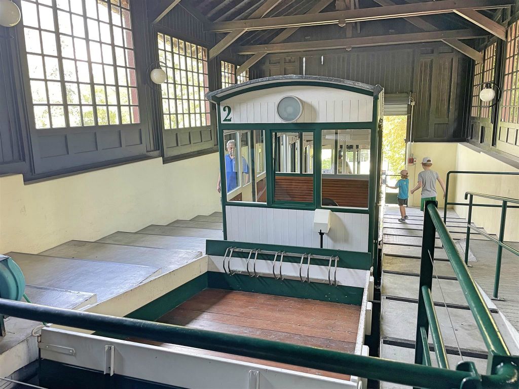 ÉVIAN-LES-BAINS - het Neuvecelle kabelbaan station