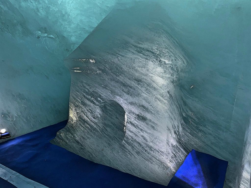 CHAMONIX - binnen in de ijsgrot Mer de Glace