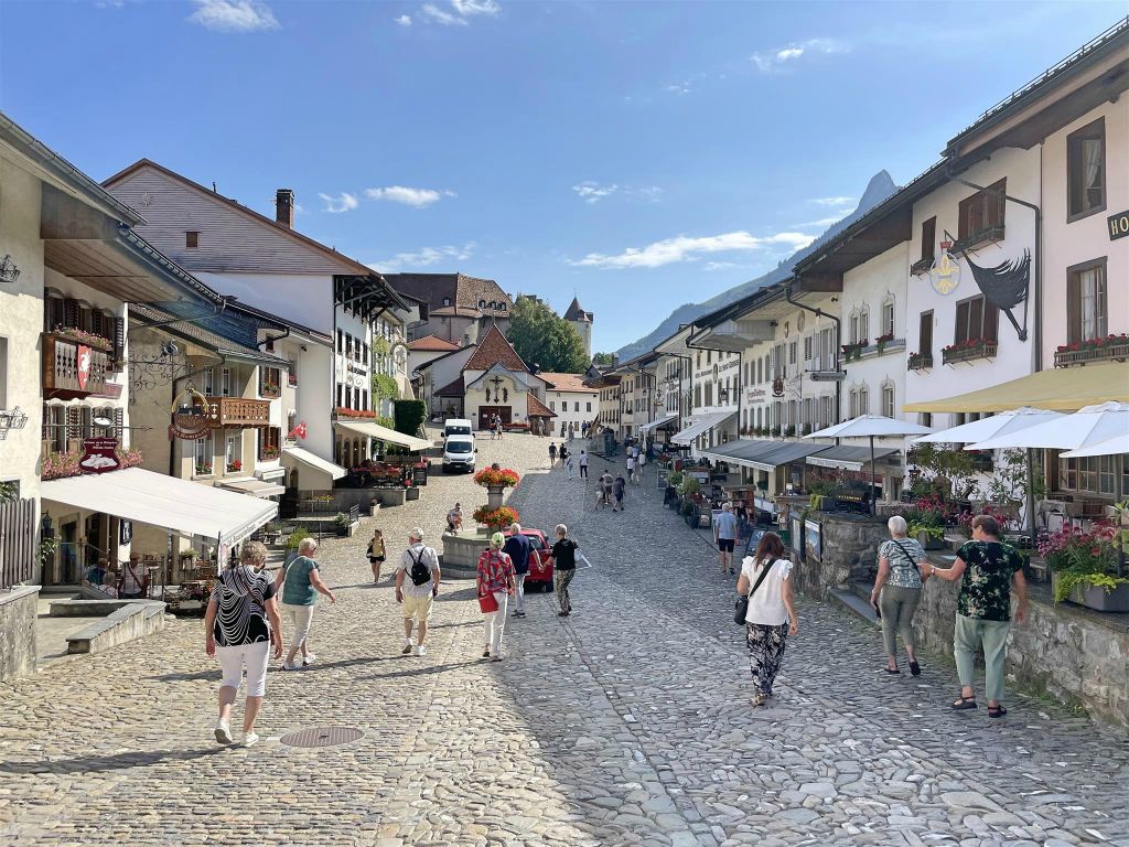 GRUYÈRES - de straat Rue du Bourg