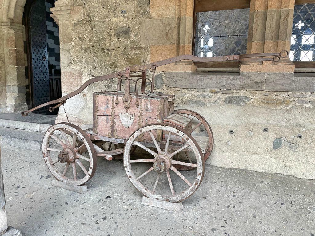 VEYTAUX - een oude pompwagen bij het kasteel van Chillon