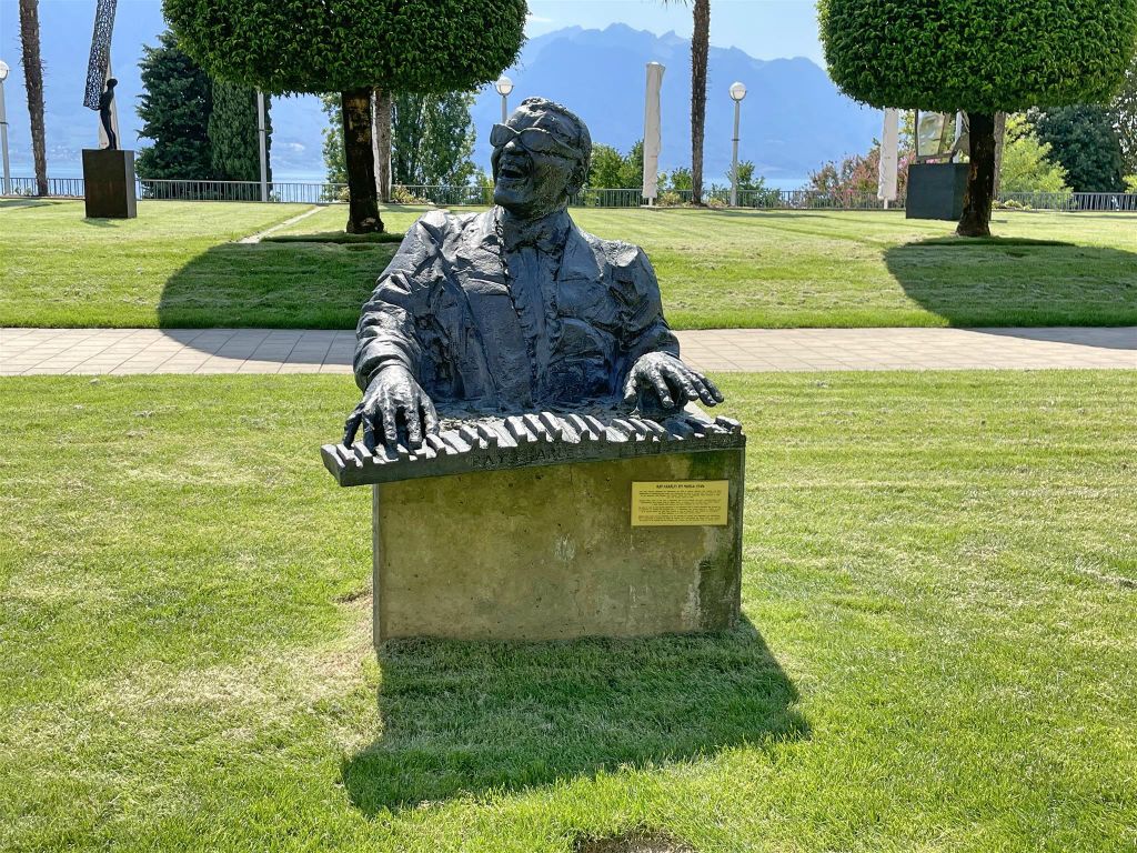 MONTREUX - een standbeeld ter ere van Ray Charles (1930-2004) in de tuin van het Montreux Palace Hotel