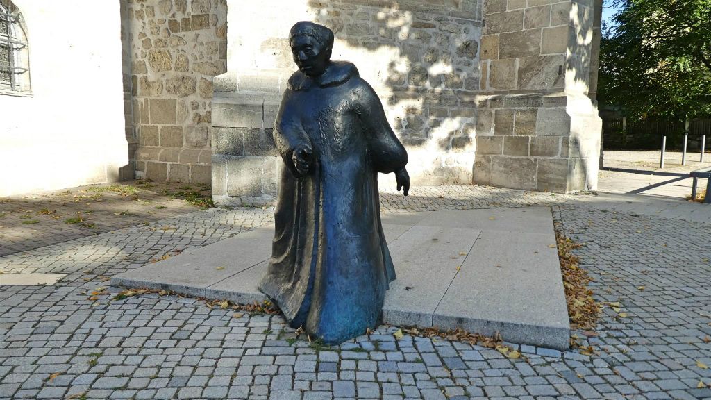 NORDHAUSEN - een standbeeld bij de parochiekerk van St. Blasii