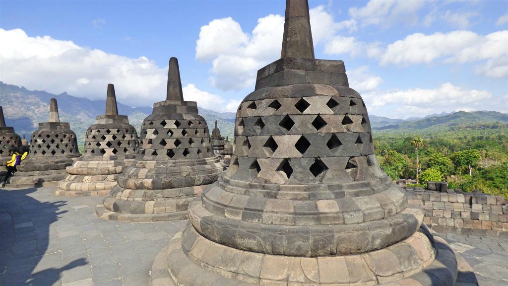 MUNTILAN - enkele stoepa's bij de Borobudur, een 9e-eeuwse Mahayana boeddhistische tempel
