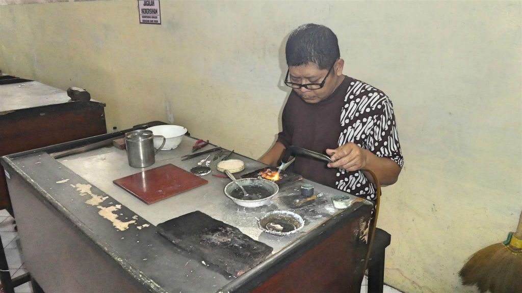 KOTA GEDE - een man aan het werk in de zilversmid fabriek HS Silver