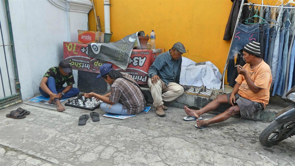 YOGYAKARTA - enkele mannen aan het schaken