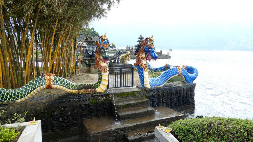 CANDIKUNING - twee fonteinen bij het Ulun Danu Bratan hindoe tempelcomplex