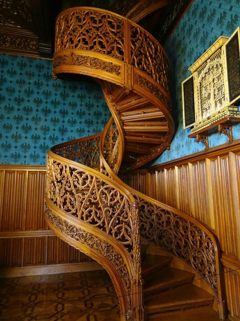 LEDNICE - een houten trap zonder spijkers of schroeven in het kasteel van Lednice