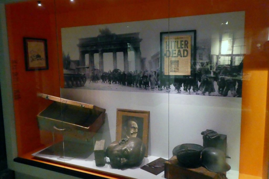 CAEN - MEMORIAL OF CAEN - een vitrine in het museum