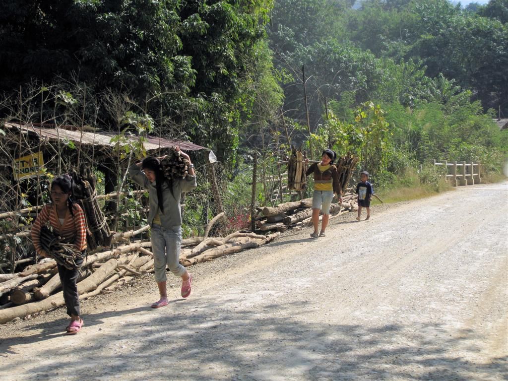 LAOS - LUANG PRABANG - kinderen shouwen hout