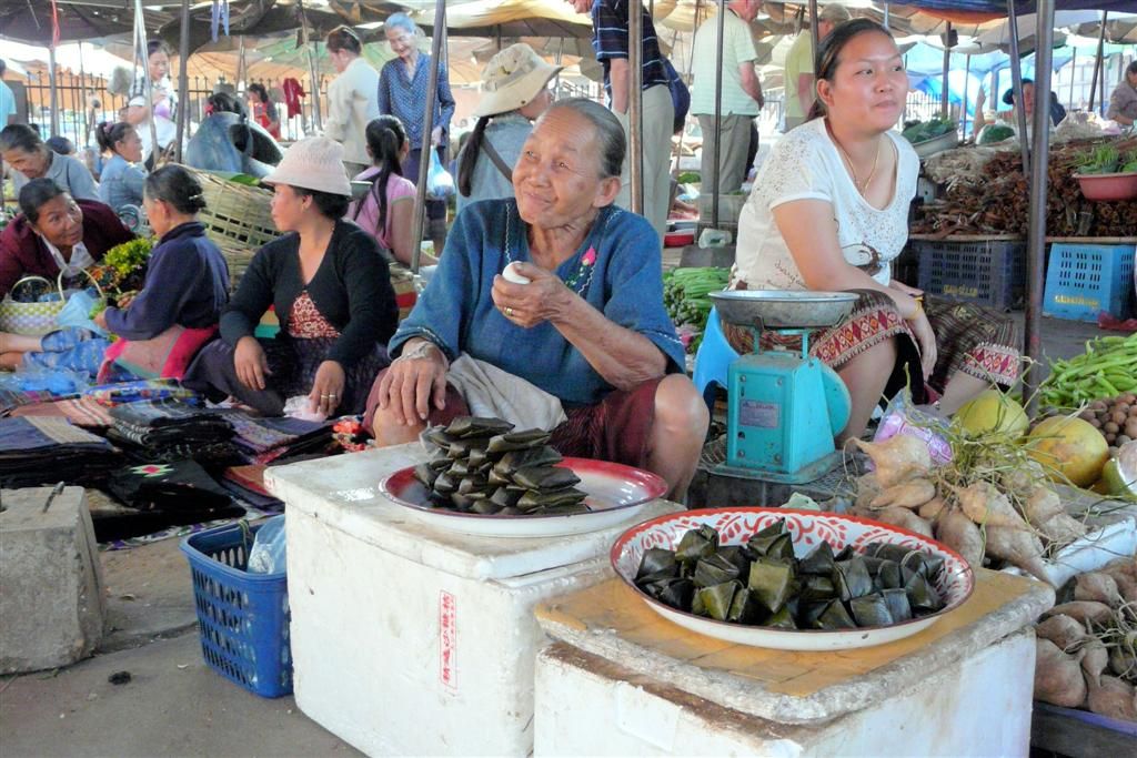 LAOS - VANG VIENG -> VIENTIANE - vis in bananenblad op een lokale markt