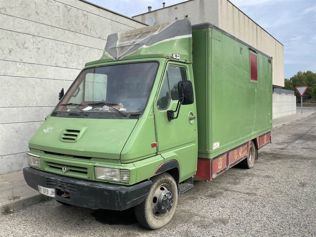 CUBELLES - een oude Renault vrachtwagen