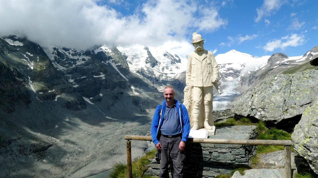 GROßGLOCKNERPAS - Carlos bij een standbeeld ter ere van Kaiser Franz-Jozef bij de Franz-Jozefs-Höhe langs de Großglockner Hochalpenstraße