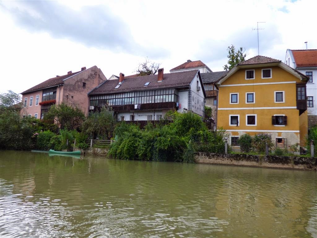 NOVO MESTO - enkele huizen tijdens de vlottentocht langs de KRKA rivier