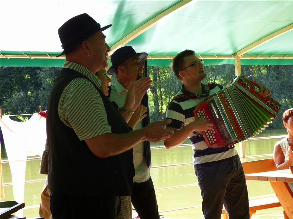 NOVO MESTO - muziek tijdens de vlottentocht over de KRKA rivier