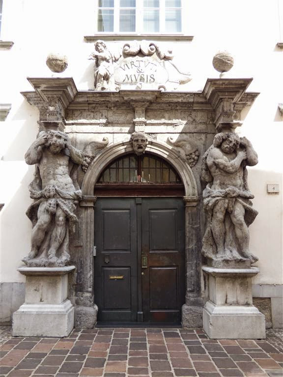 LJUBLJANA - de deur van de eerste openbare bibliotheek uit 1701