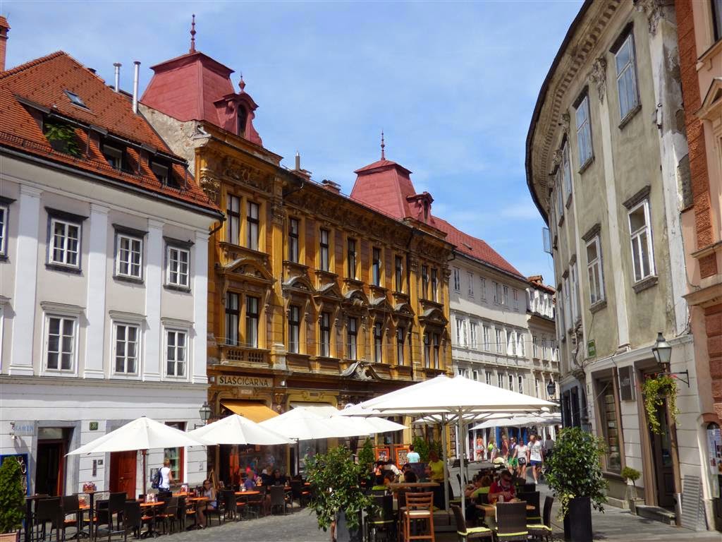 LJUBLJANA - de straat Stari trg met o.a. bakkerij/ijssalon/cafe   SLAŠČIČARNA