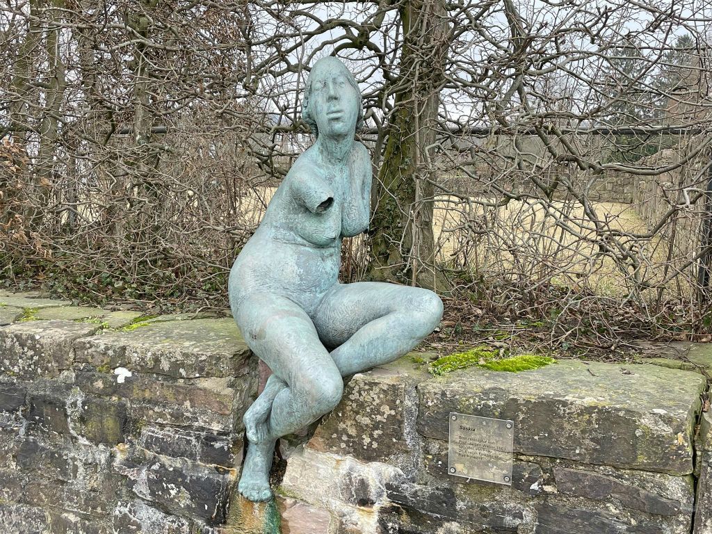 BAD PYRMONT - een kunstwerk bij het kasteel van Pyrmont