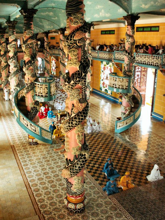 TAY NINH - binnen in de Cao Dai tempel
